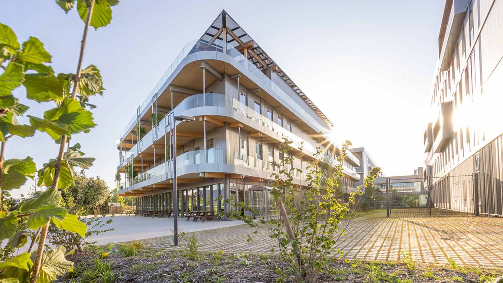 Murs-rideaux et façades vitrées du grEEn-Campus Stellantis à Poissy par Paquet Fontaine