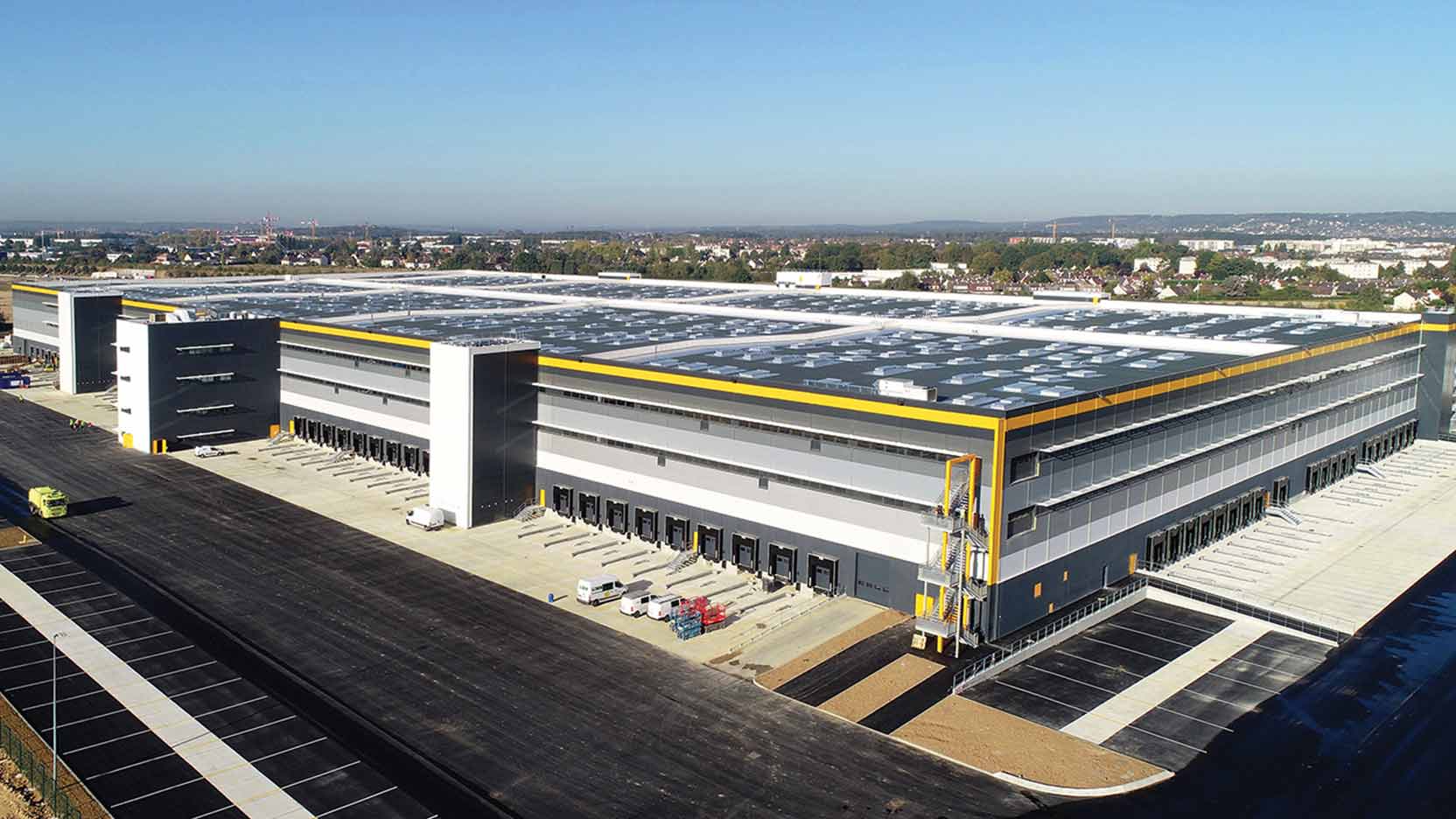 Façades de la plateforme logistique ORY4 à Brétigny-sur-Orge réalisées par Paquet Fontaine