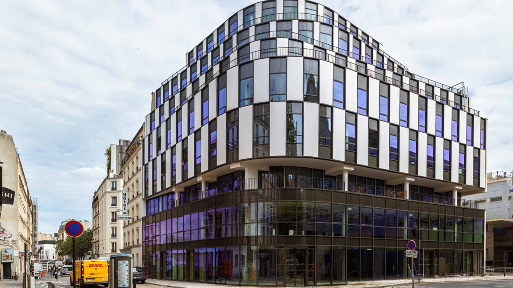 Façade vitrée de l’immeuble tertiaire rue Léon Frot à Paris réalisée par Paquet Fontaine